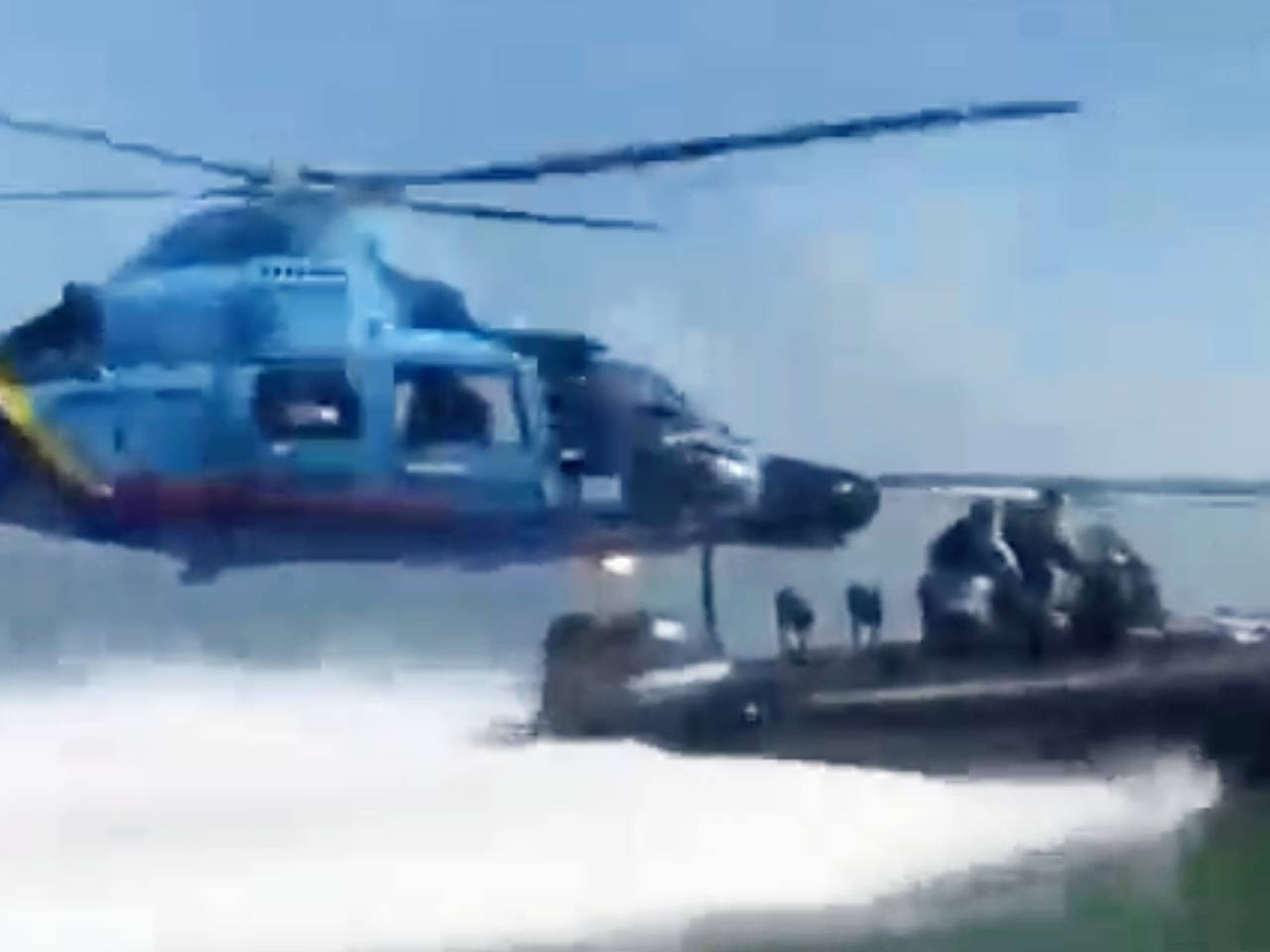 Голубой вертолет погнался за наркоторговцами