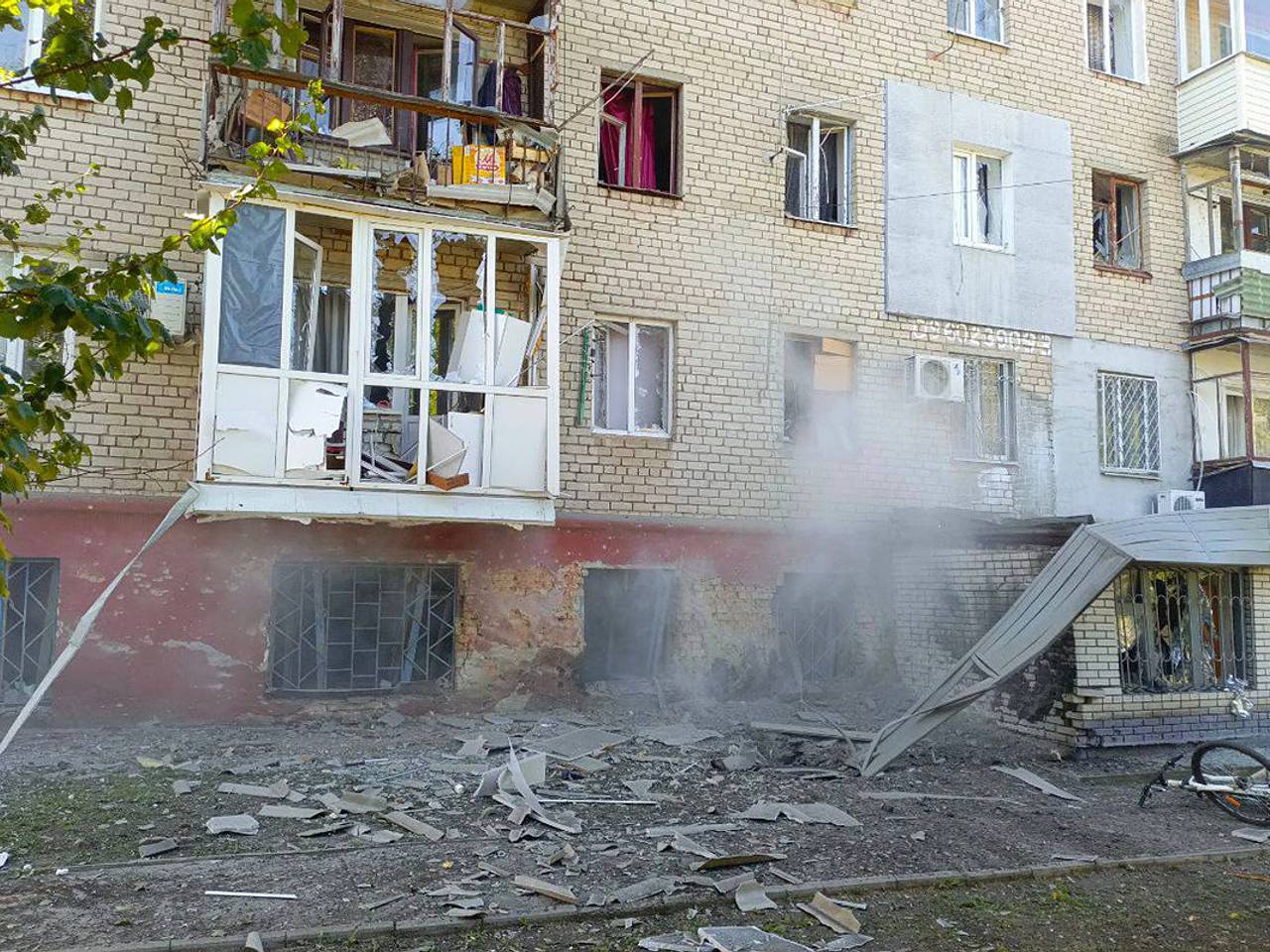 ВСУ произвели массированный обстрел многоквартирного дома в Запорожской области