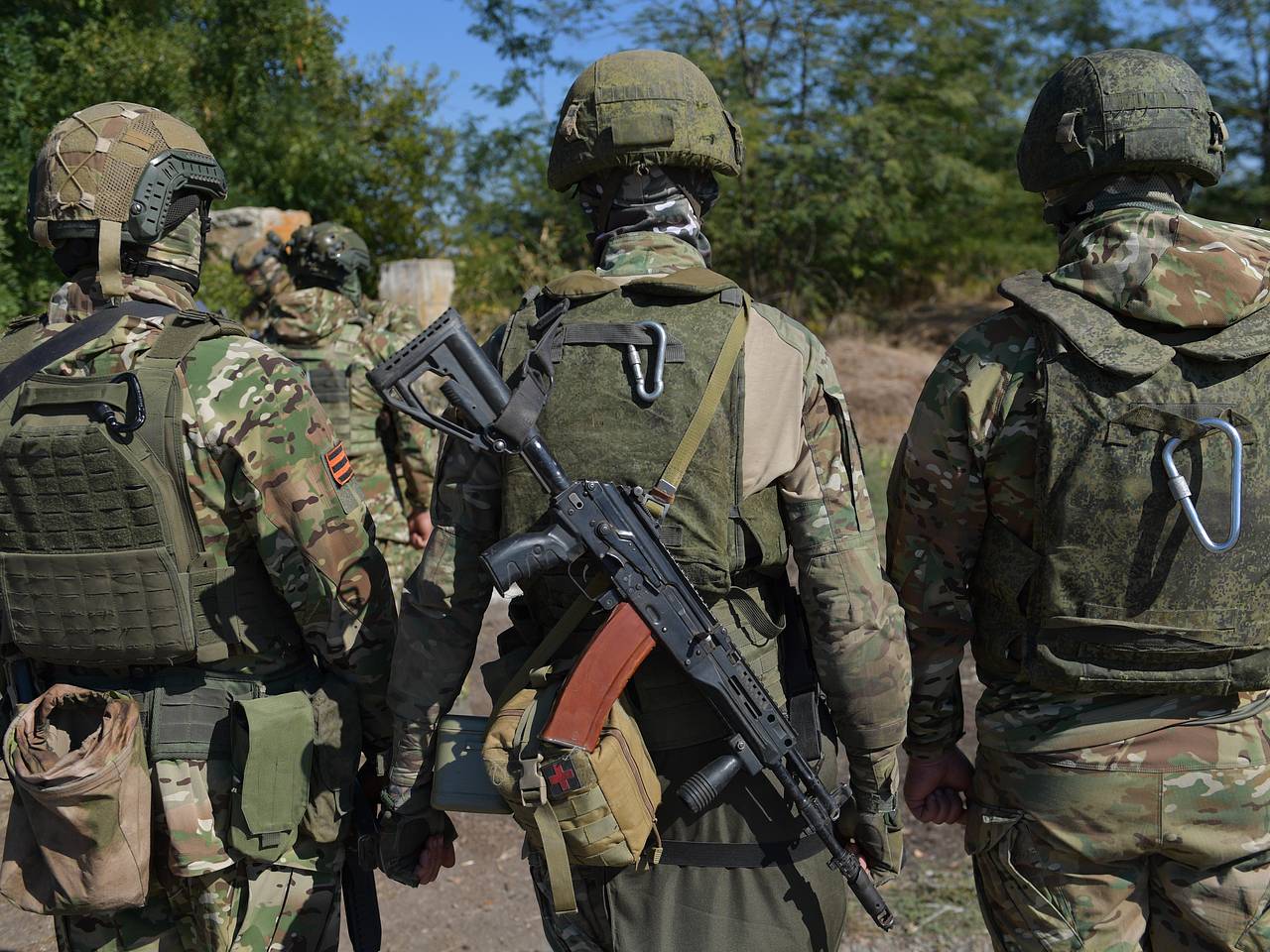 Боец ВСУ с тату «Лучше умереть стоя, чем жить на коленях» встал на колени и сдался в плен