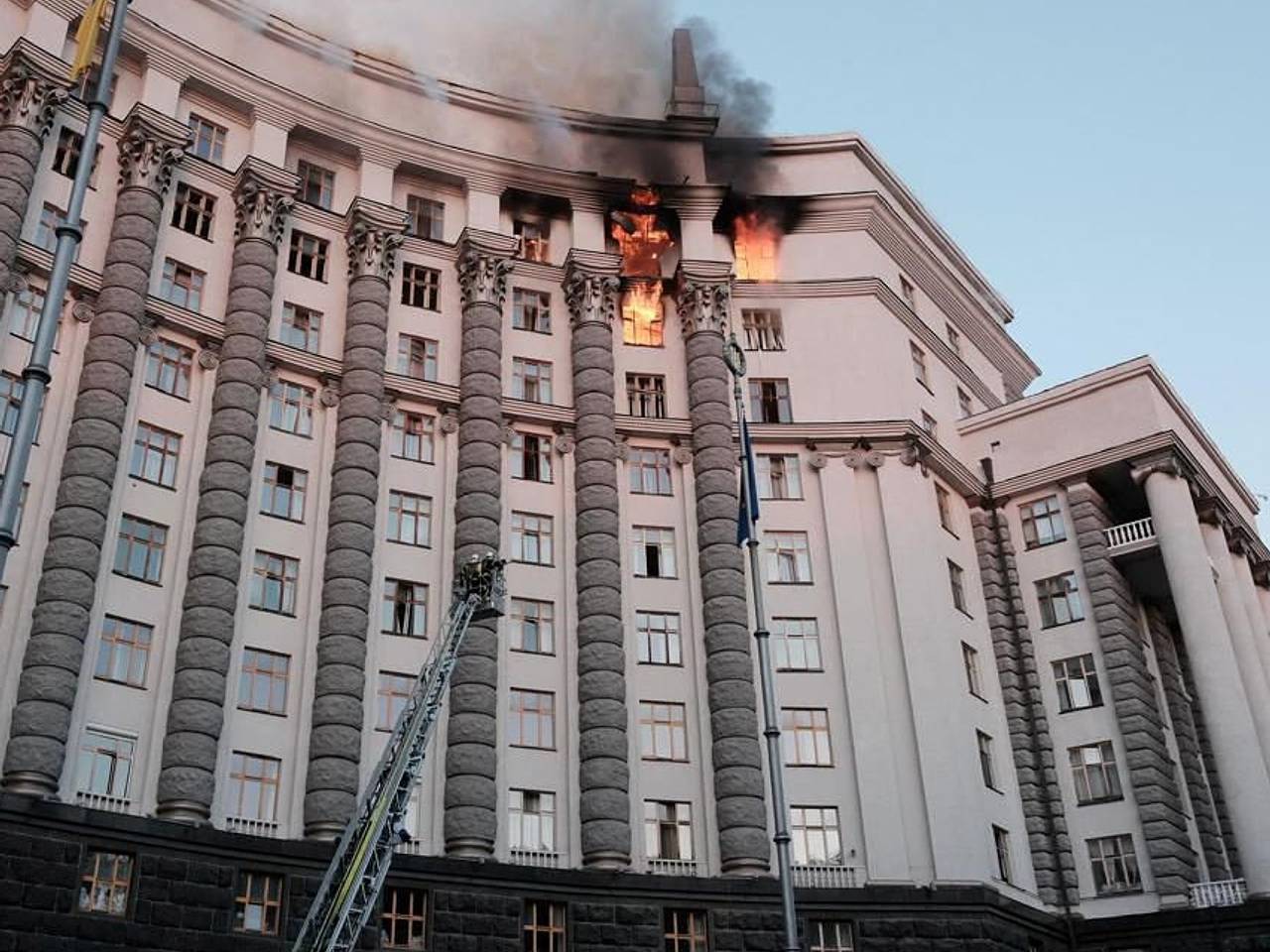 Пожар в здании кабмина в Киеве охватил более 1 тысячи квадратных метров
