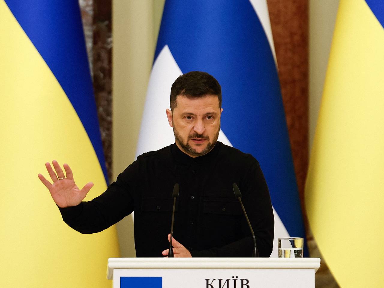 Зеленский не выпустил на похороны отца зарезанной в США украинки
