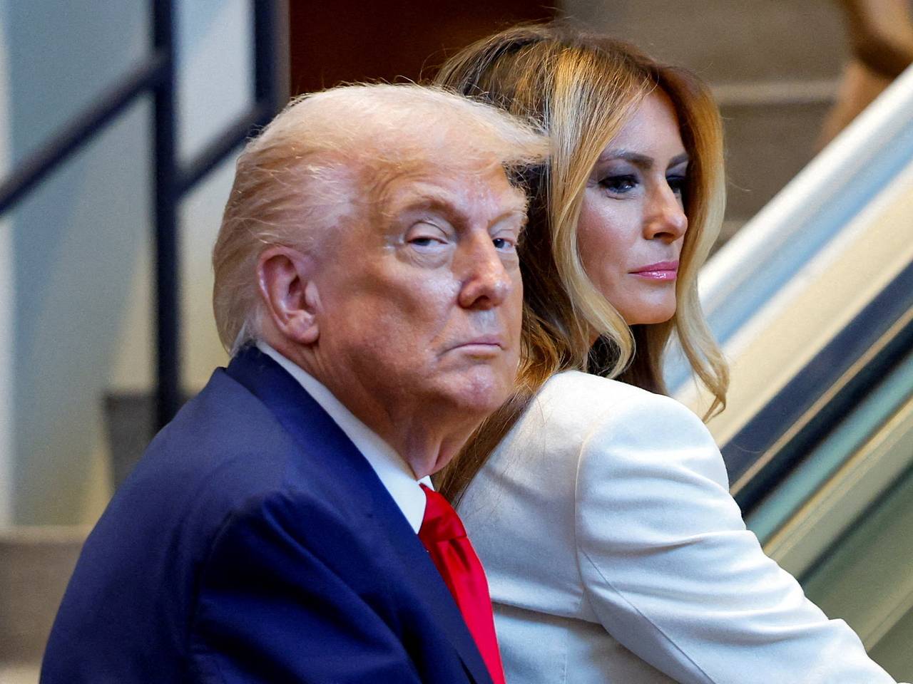 Трампа обвинили в очередном нарушении этикета из-за жены