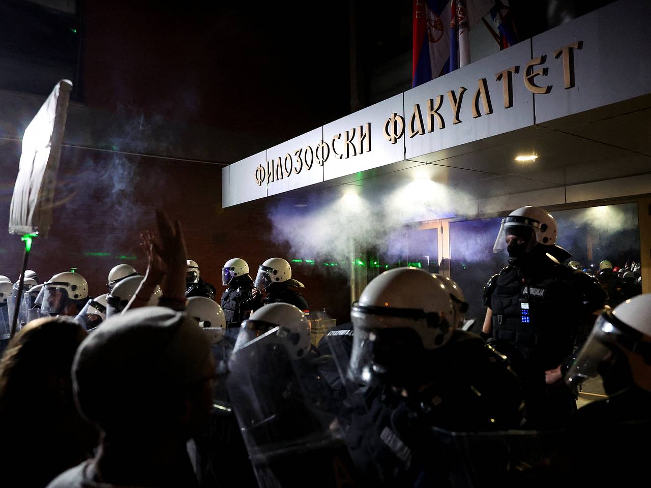Экс-премьер Сербии назвал протестующих фашистами