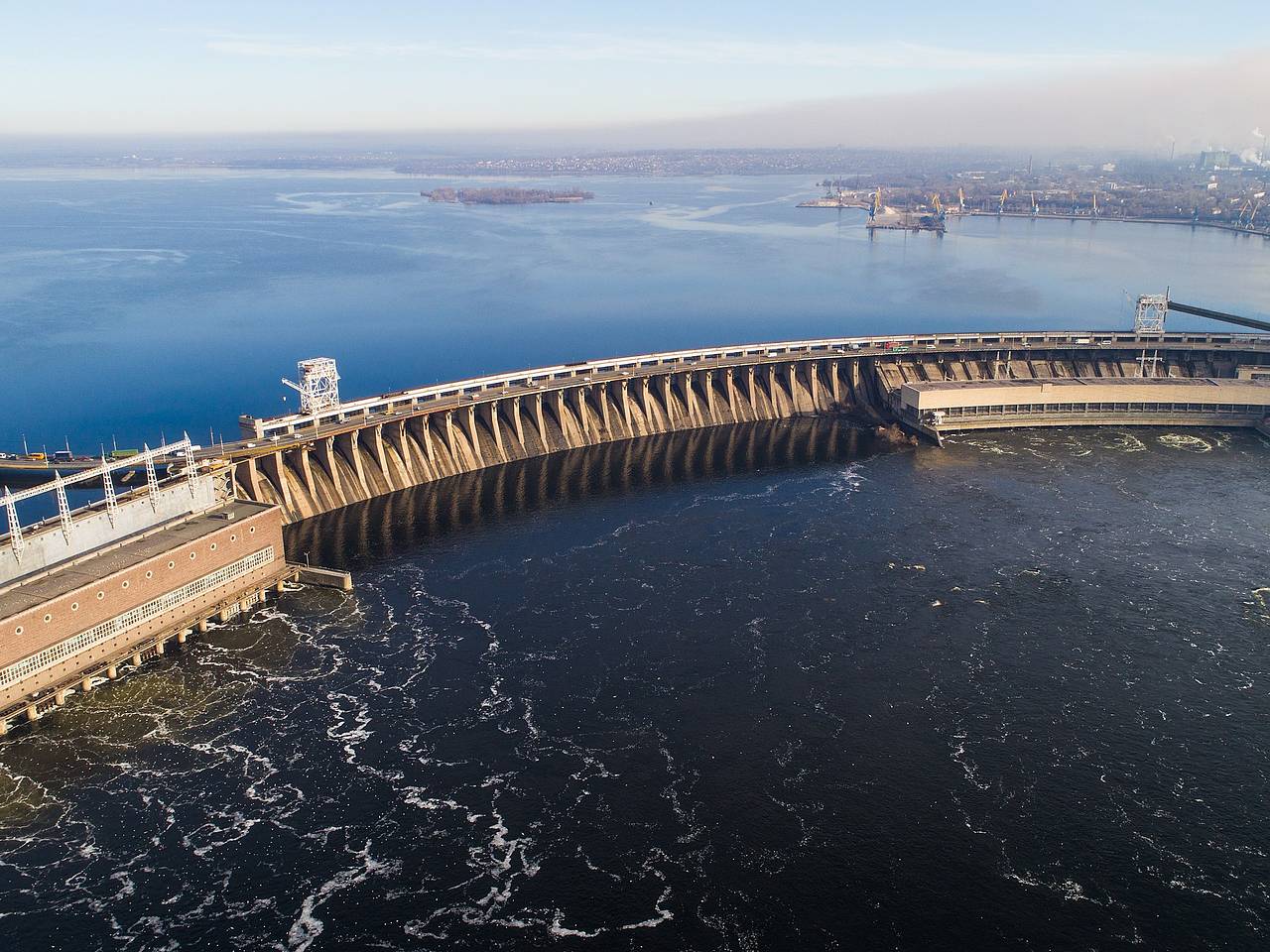 На Украине перекрыли движение по дамбе ДнепроГЭС
