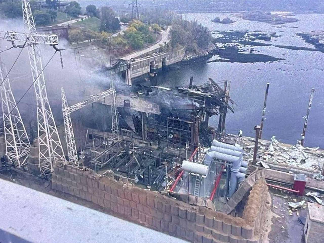 Появились фото разрушенного машинного зала ДнепроГЭС
