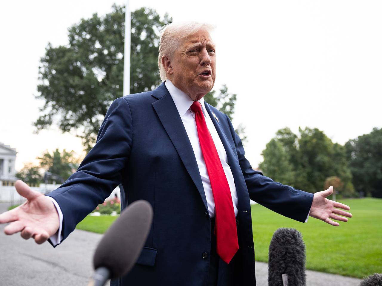 Трамп рассказал вылечевшей онкологию девочке про близость смерти