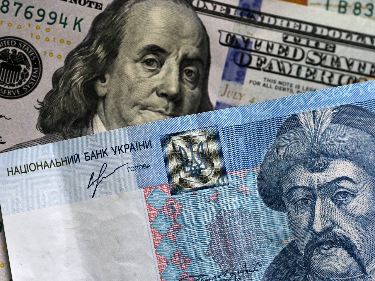 На украинских банкнотах предложили писать скопированную с долларов фразу
