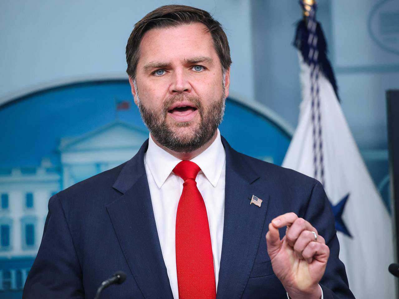 Вице-президент США ответил на шутку Псаки о его жене