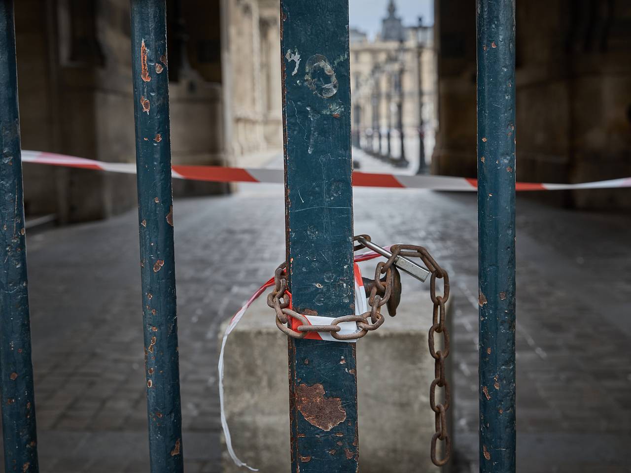 Ограбление Лувра назвали символом кризиса власти Макрона