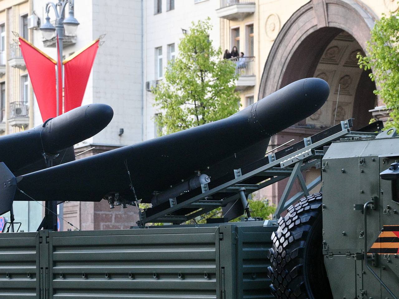 В небе над Украиной заметили сотни дронов