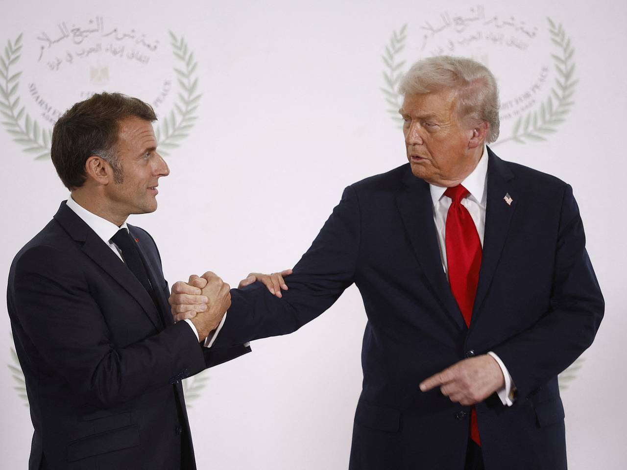 Трамп жал руку Макрону на саммите в Египте почти 30 секунд