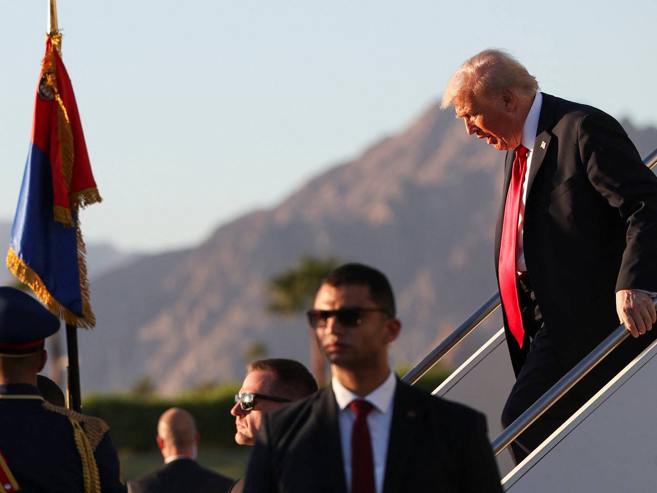 Трамп прилетел в Египет на саммит по Газе