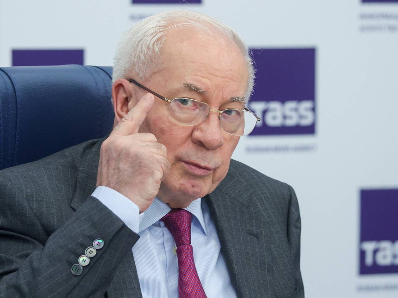 Экс-премьер Украины предрек Зеленскому судьбу Януковича