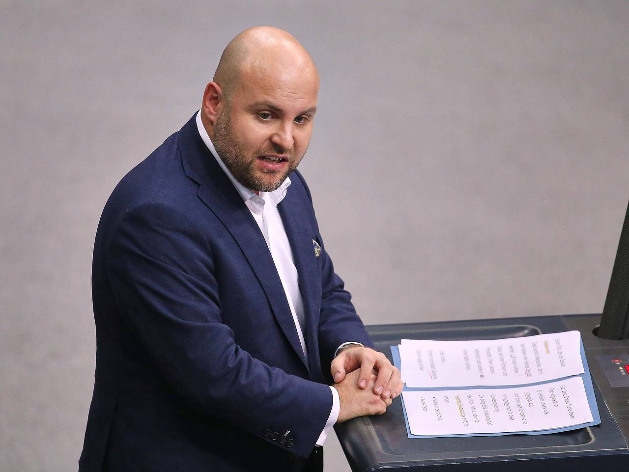 Немецкому депутату пригрозили госизменой за поездку в Россию