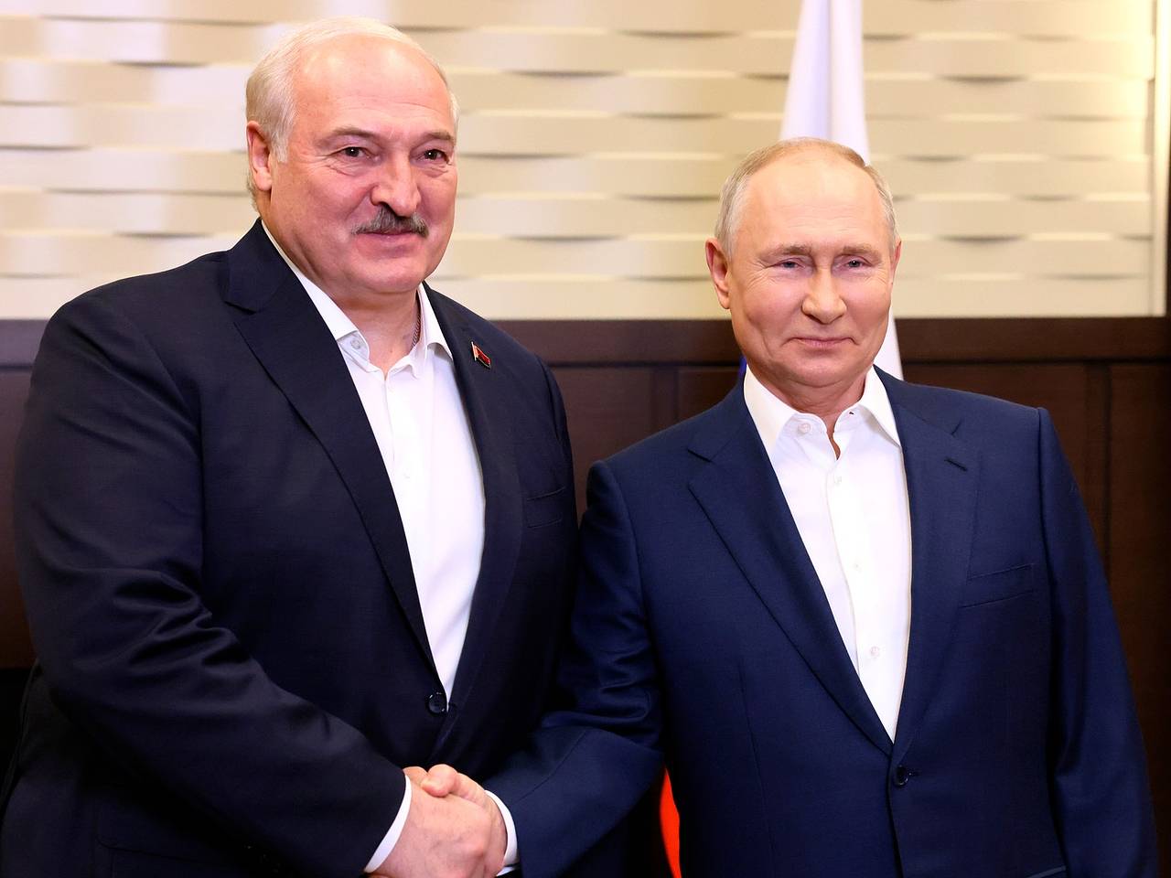 Лукашенко поздравил Путина с днем рождения и пожелал ему пять вещей