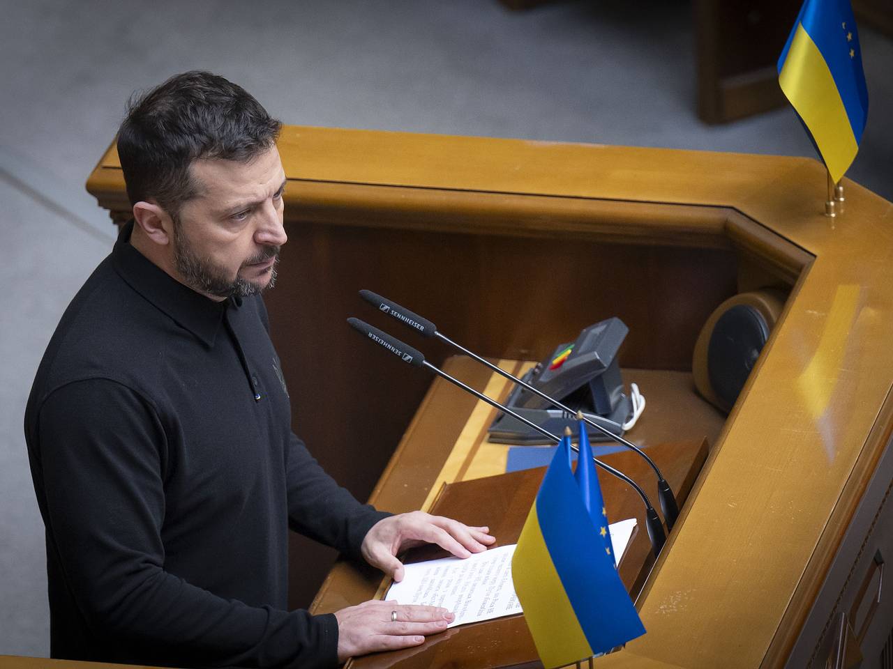 Зеленский назвал депутатов своей партии деструктивными дебилами