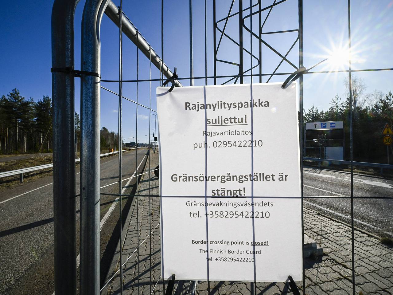 Забор на границе Финляндии с Россией стал туристической достопримечательностью
