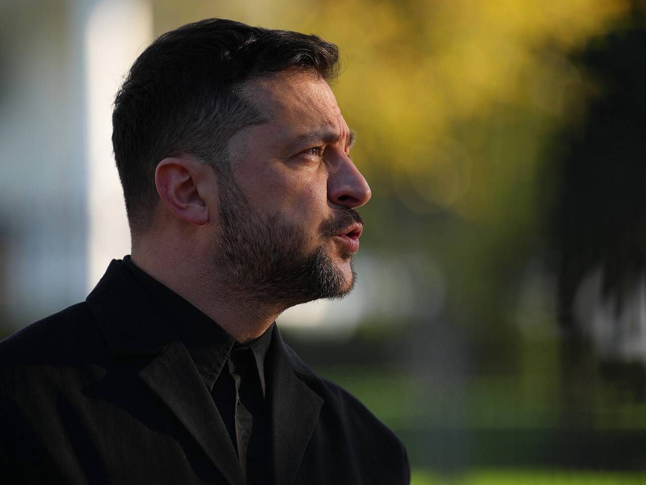 Зеленский вновь продлил военное положение