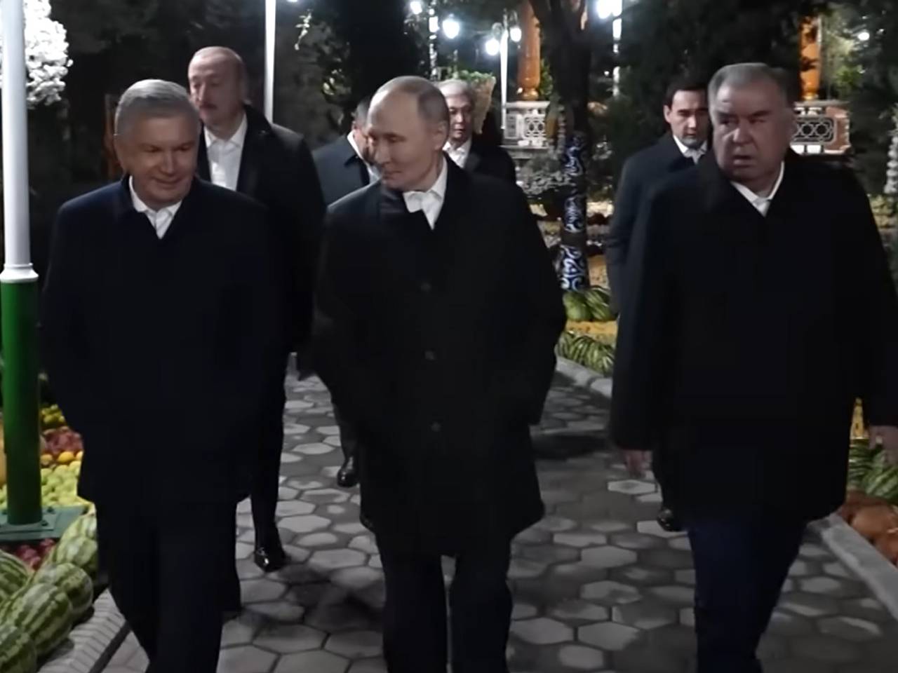 Путин прогулялся в компании Алиева и других лидеров СНГ и попал на видео
