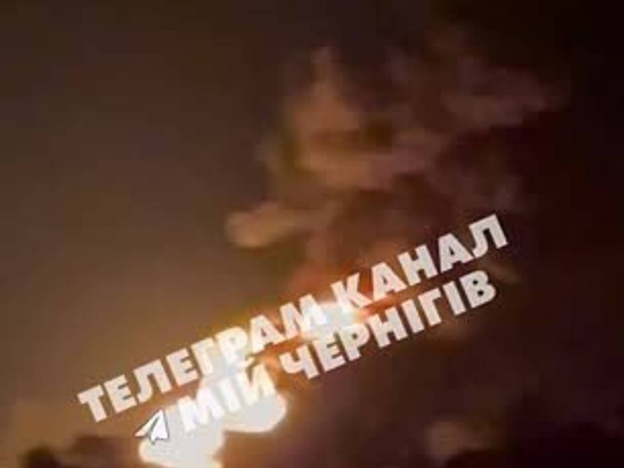 Появились кадры масштабного пожара после прилета в Чернигове