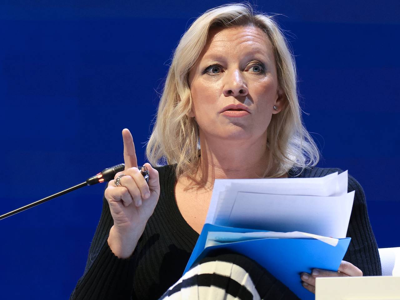 Захарова отреагировала на решение Латвии депортировать россиян