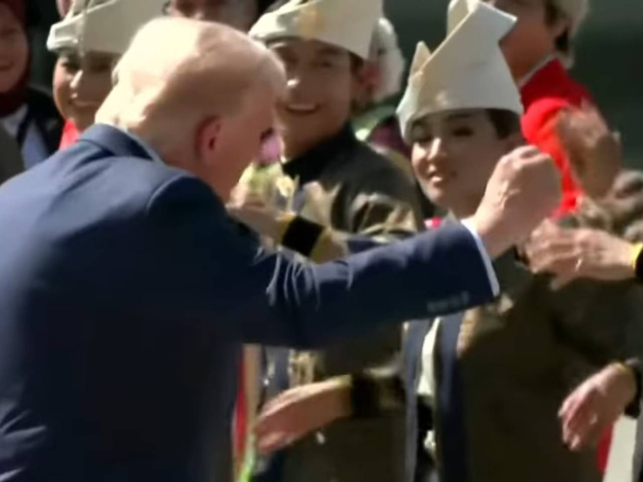 Трамп станцевал национальный танец с местными жителями по прибытии в Малайзию