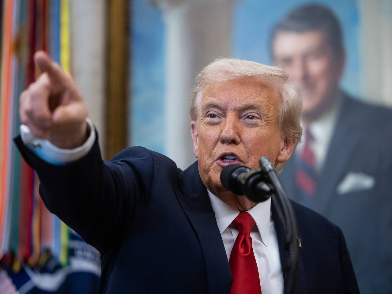 Трамп воспользовался короткой лестницей при посадке самолета во Флориде