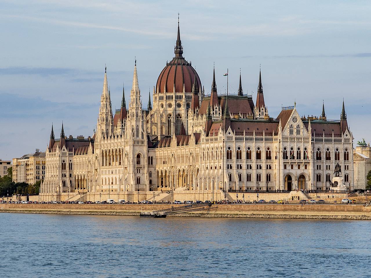 Венгрия пошла против ЕС после инцидента с аэростатами