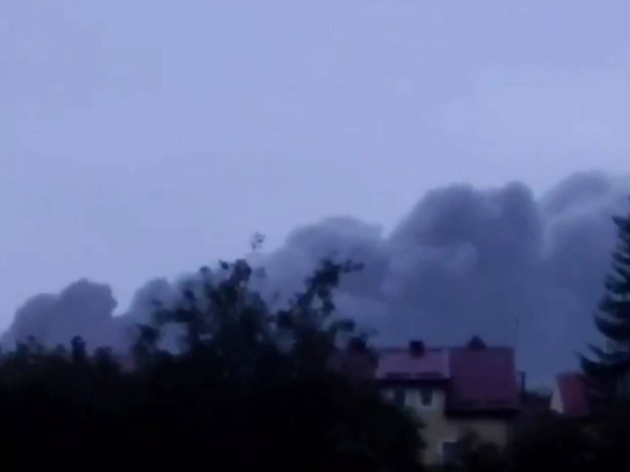 Над Львовом после ночной атаки дронов и ракет поднялись столбы дыма
