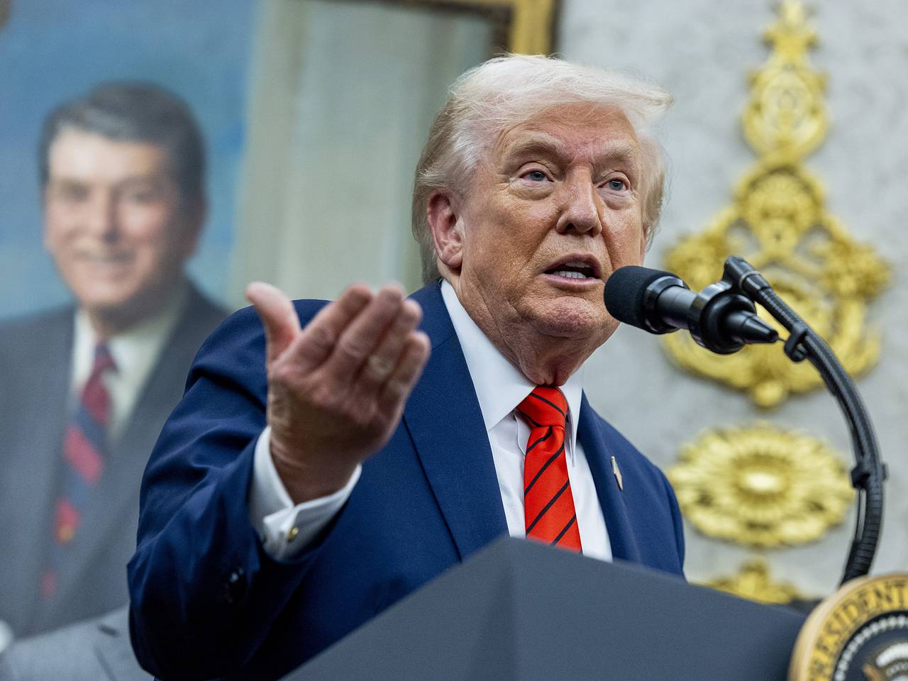 Трамп заявил о намерениях ввести новую пошлину на товары из Китая