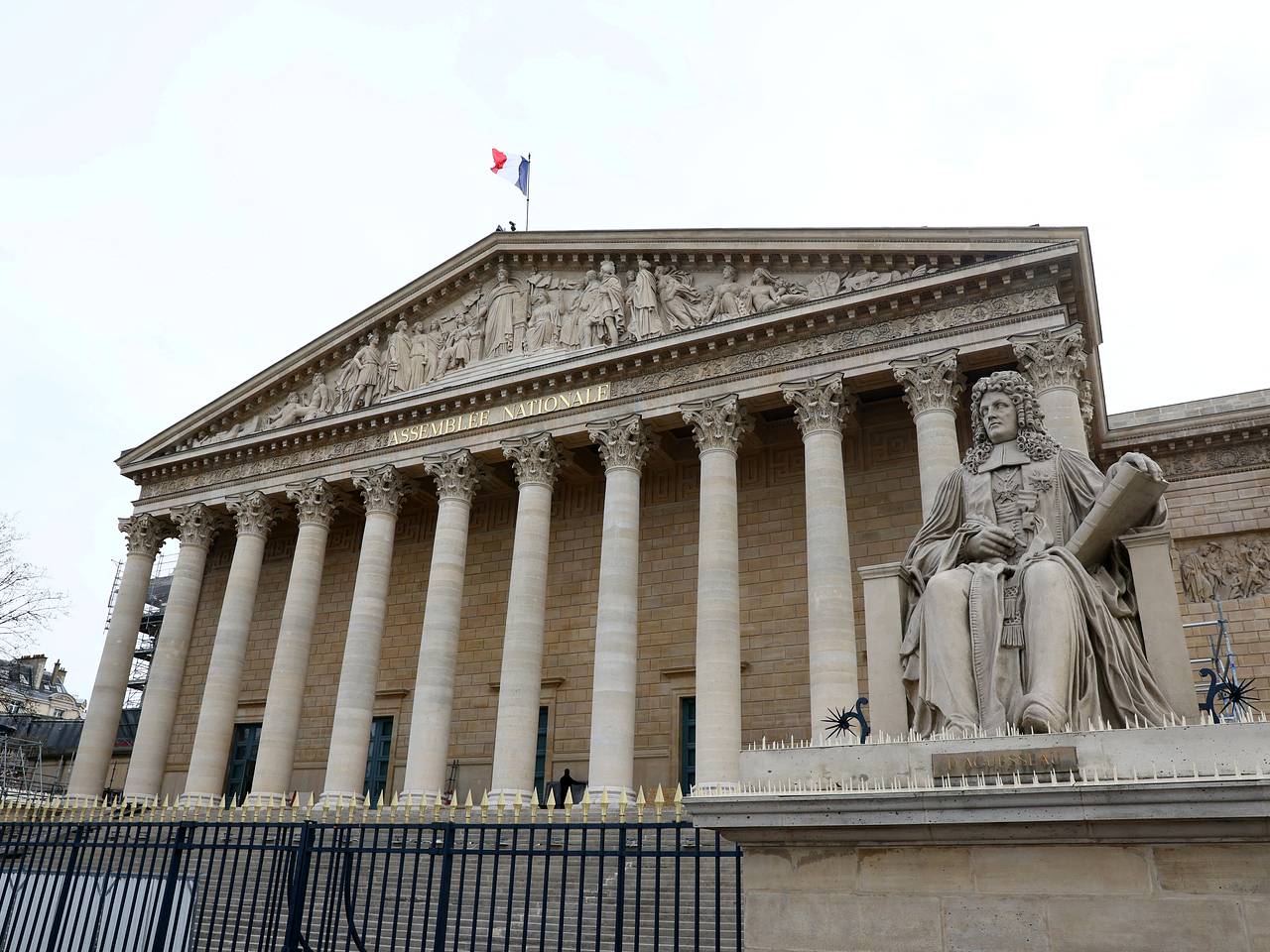 В парламент Франции внесут резолюцию о недоверии новому правительству