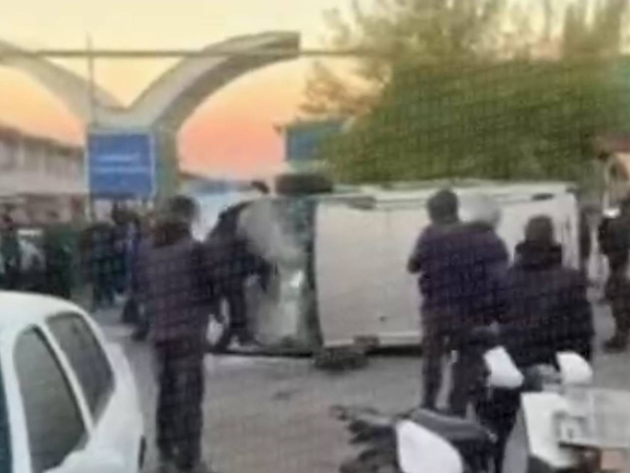 В Одессе жители перевернули автомобиль военкомов