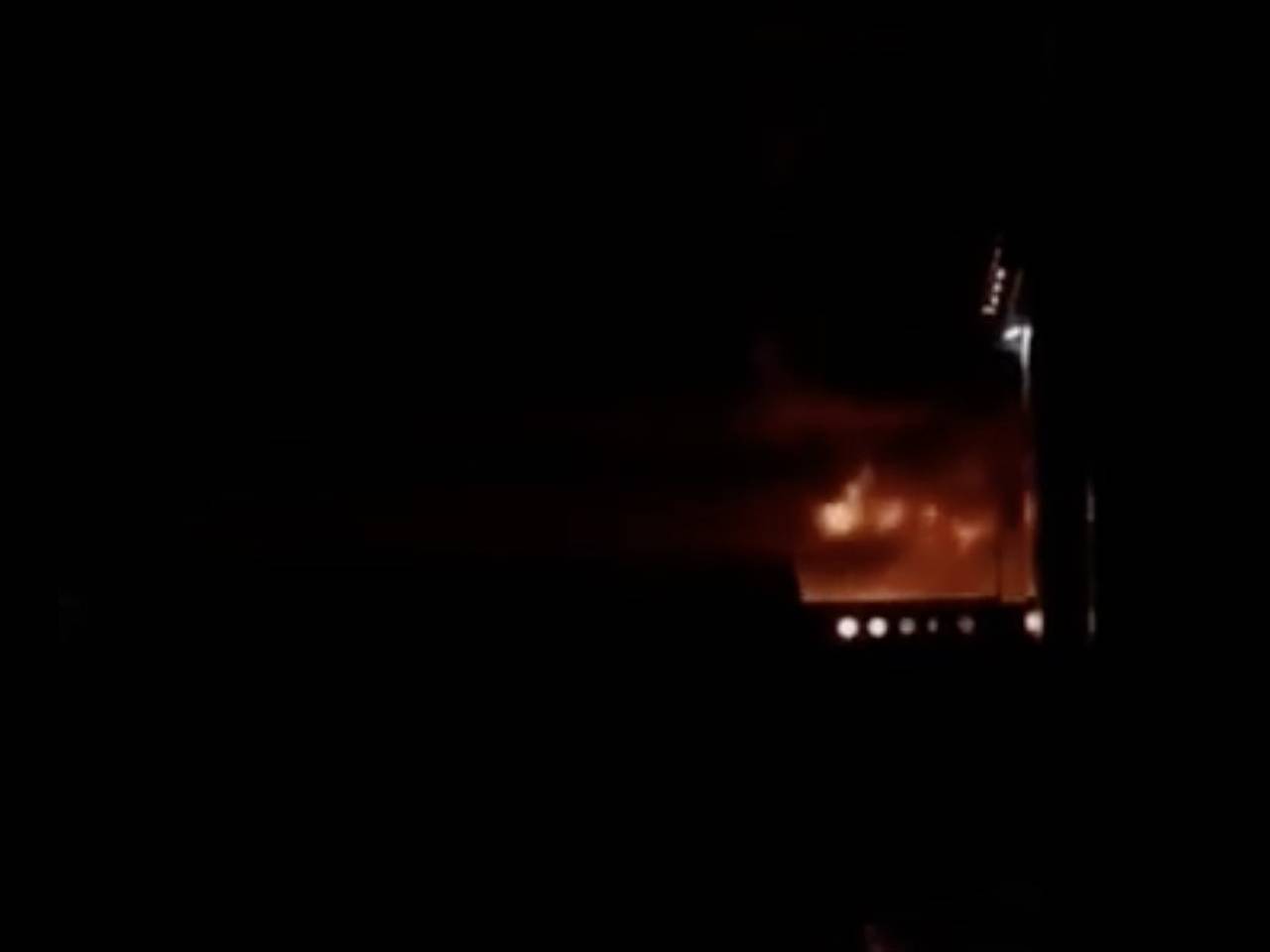 Возникший после атаки российских ракет пожар в Киеве попал на видео