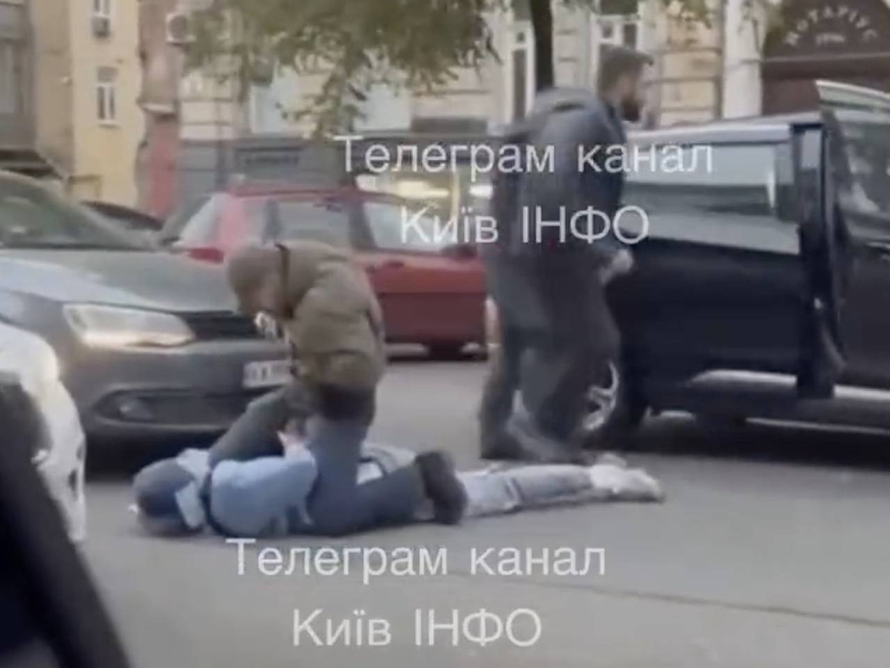 В Киеве неизвестные напали на людей с оружием