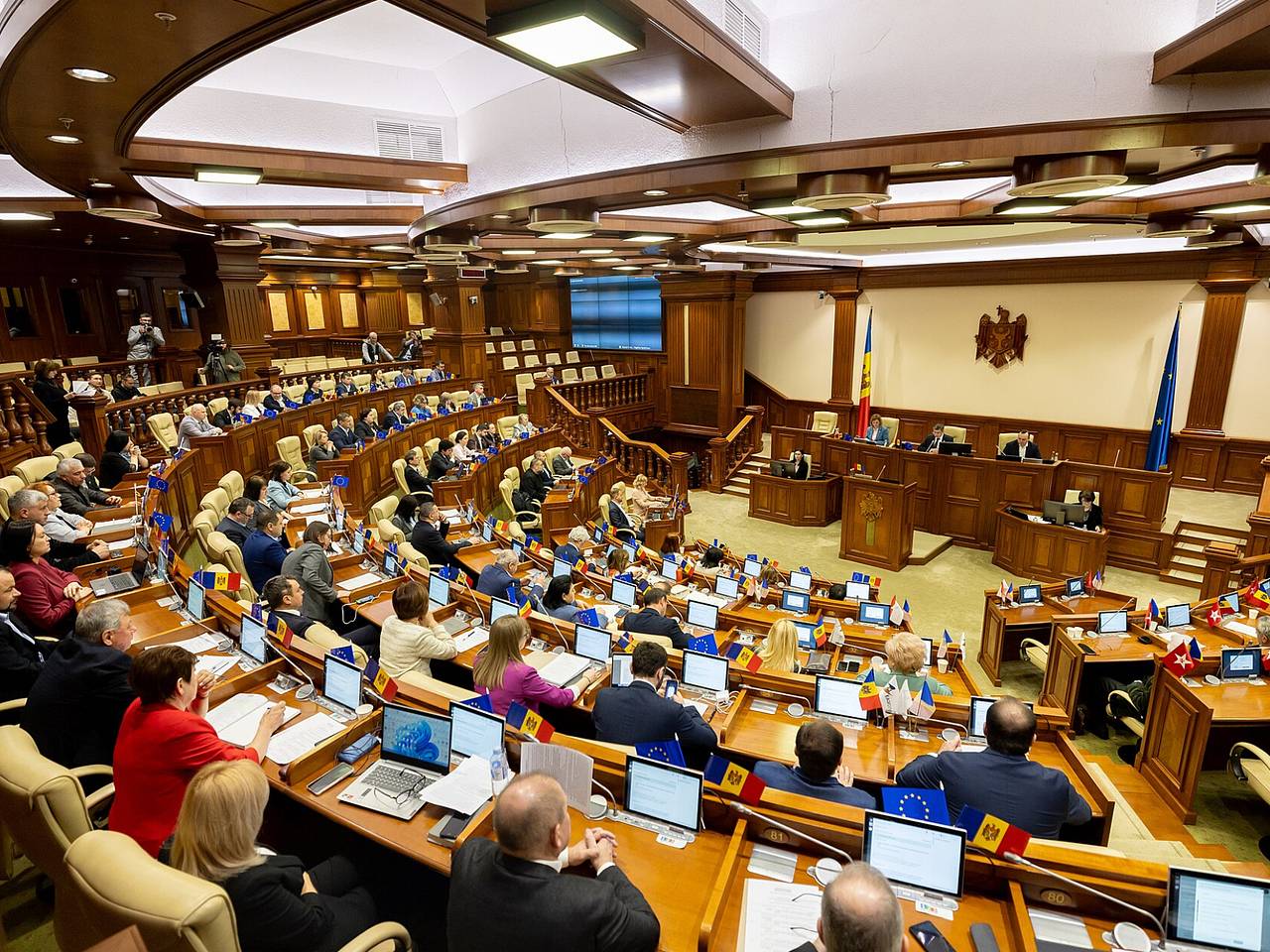 Парламент Молдавии принял состав правительства заявившего об отставке кандидата в премьеры