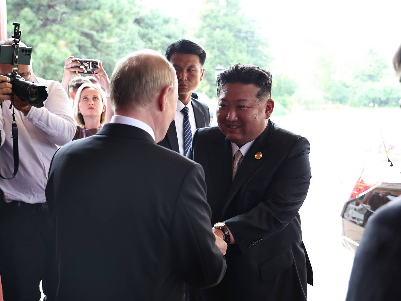 Кимч Чен Ын поздравил Путина с днем рождения