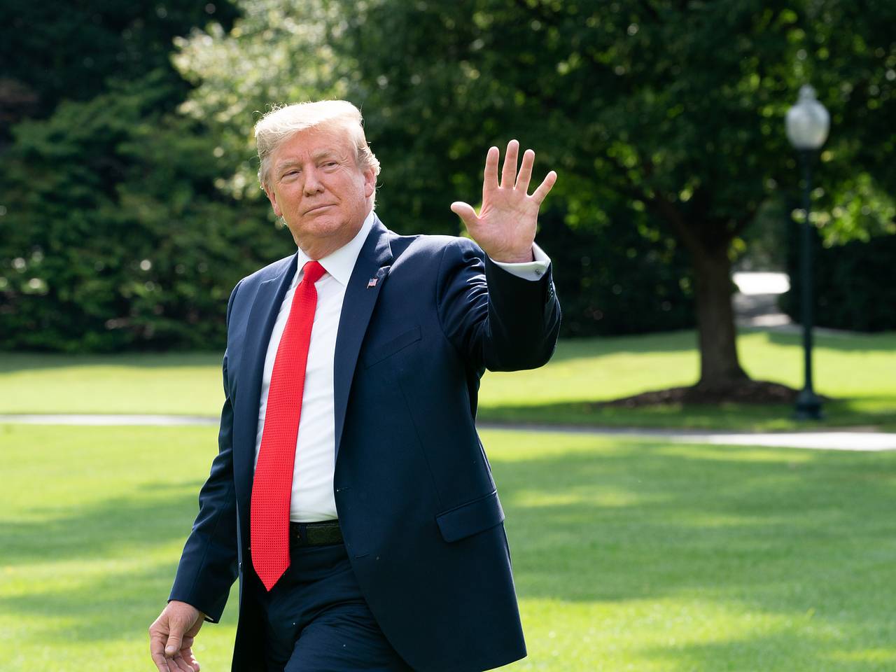 Трамп уронил шоколадку на землю и подарил ее ребенку