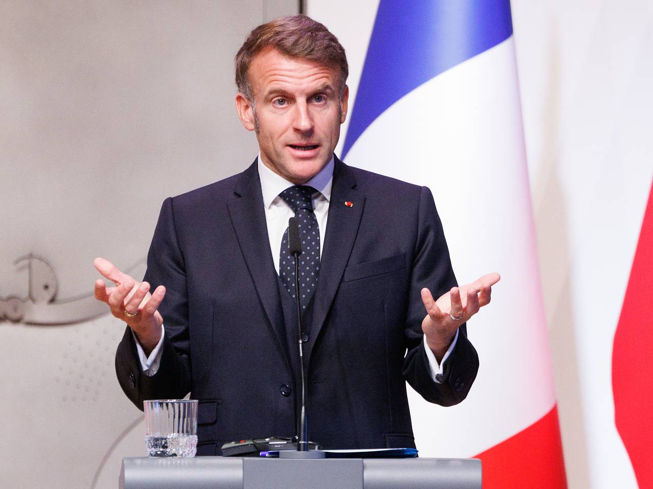 Рейтинг Макрона повторил исторический антирекорд