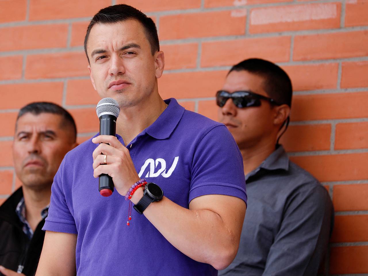 В Эквадоре обстреляли кортеж президента