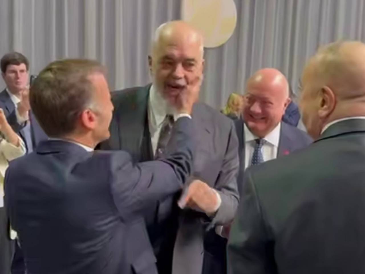 Макрон шлепнул премьер-министра Албании после шутки о Трампе и попал на видео