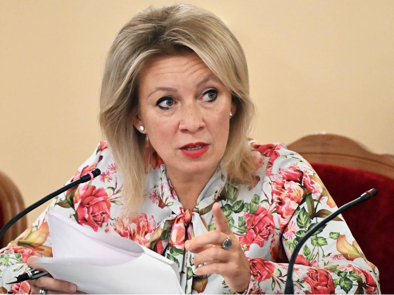 Захарова высмеяла санкции ЕС