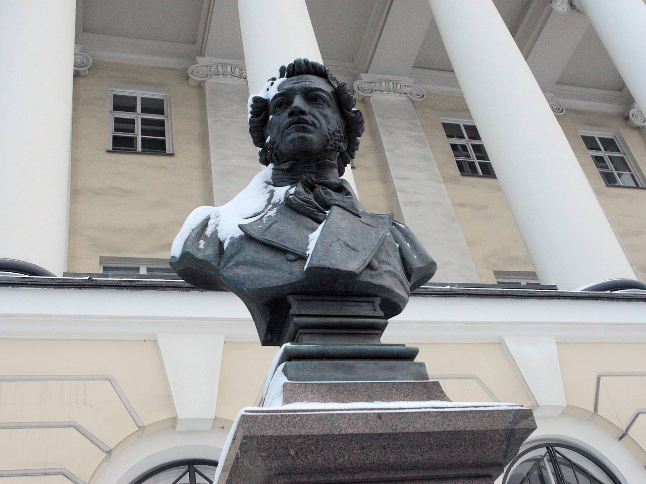 В Одессе начали заколачивать памятник Пушкину