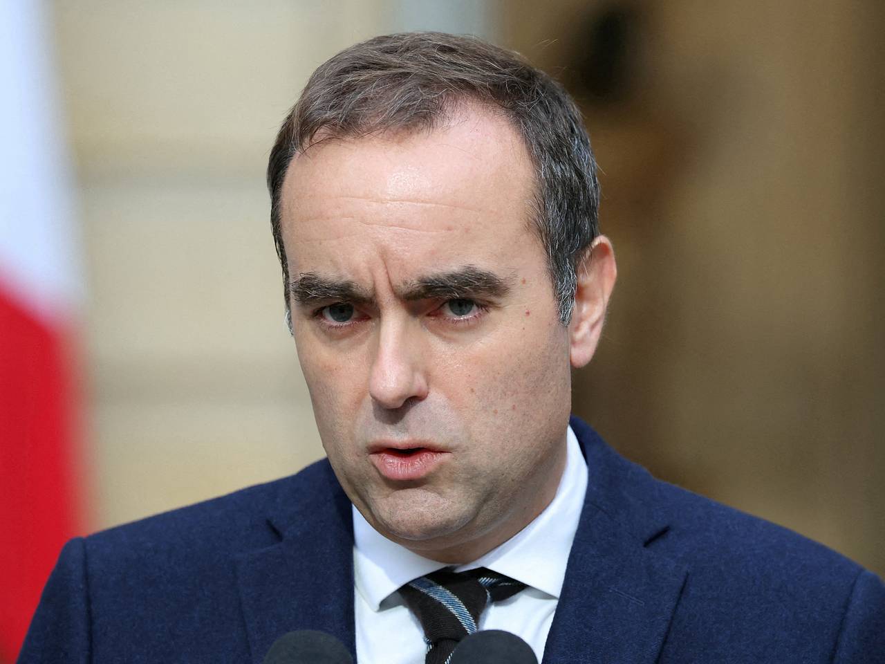 Премьер Франции подал в отставку спустя месяц