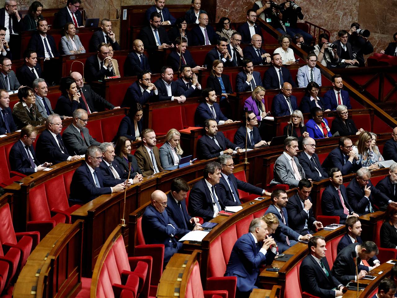 Парламент Франции отклонил резолюции о недоверии правительству