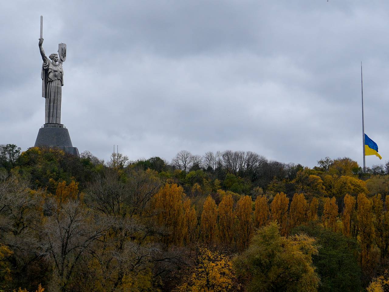 Главный флаг Украины приспустили