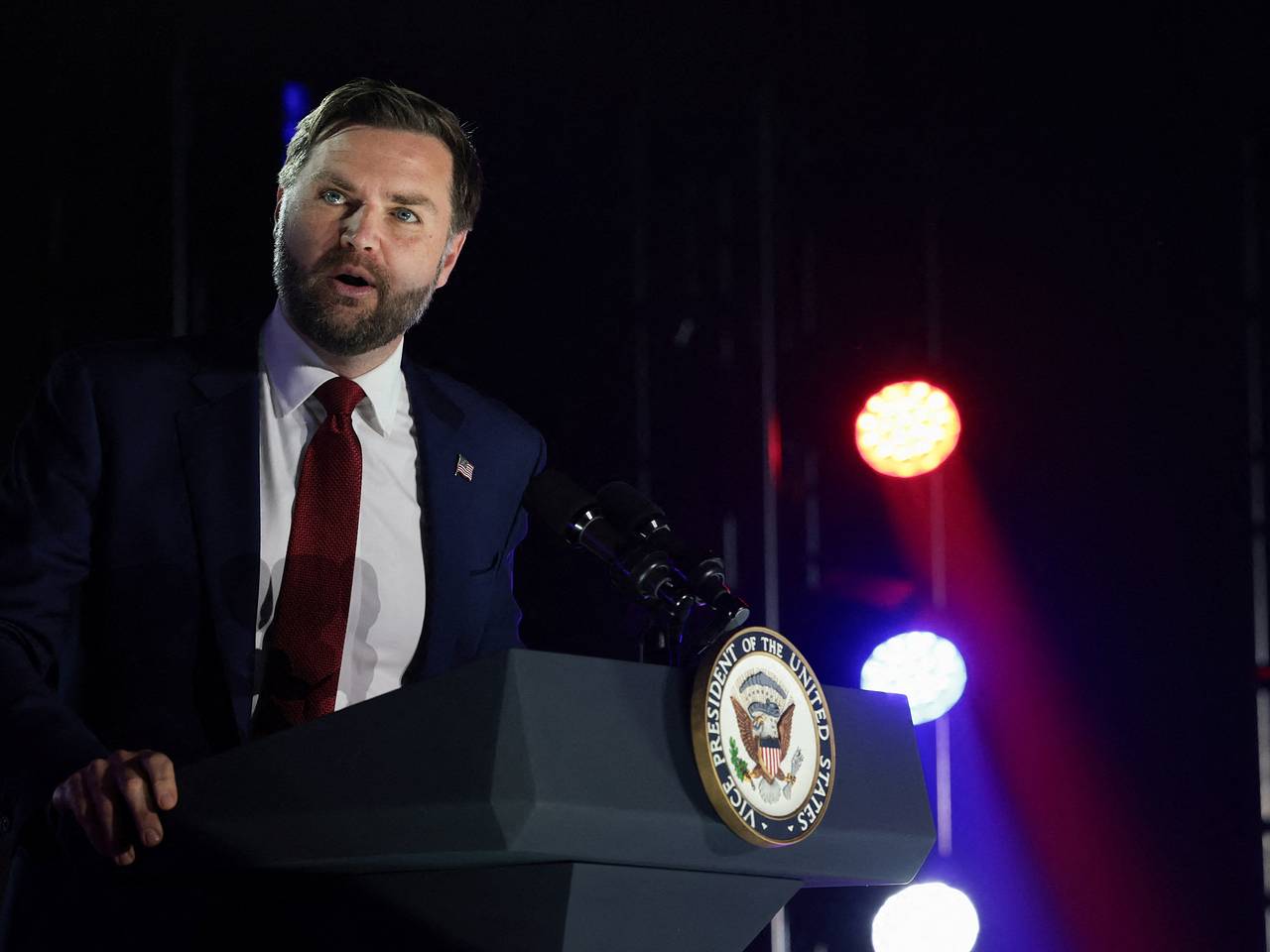 Вэнс ответил на критику после его слов о жене