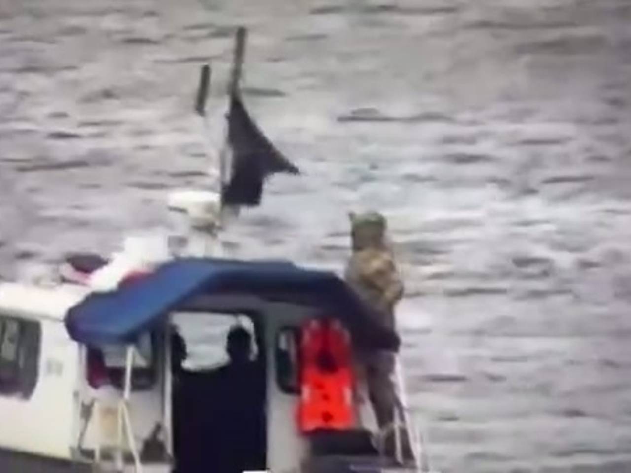 Появившийся у границ Эстонии российский катер под флагом ЧВК «Вагнер» сняли на видео