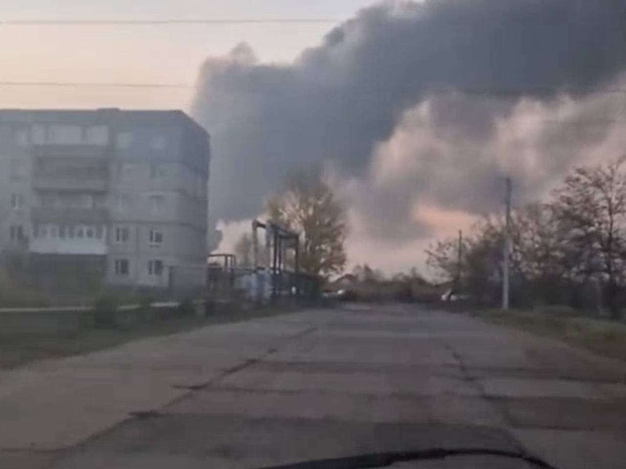 Появились кадры масштабного пожара после прилета в Павлограде