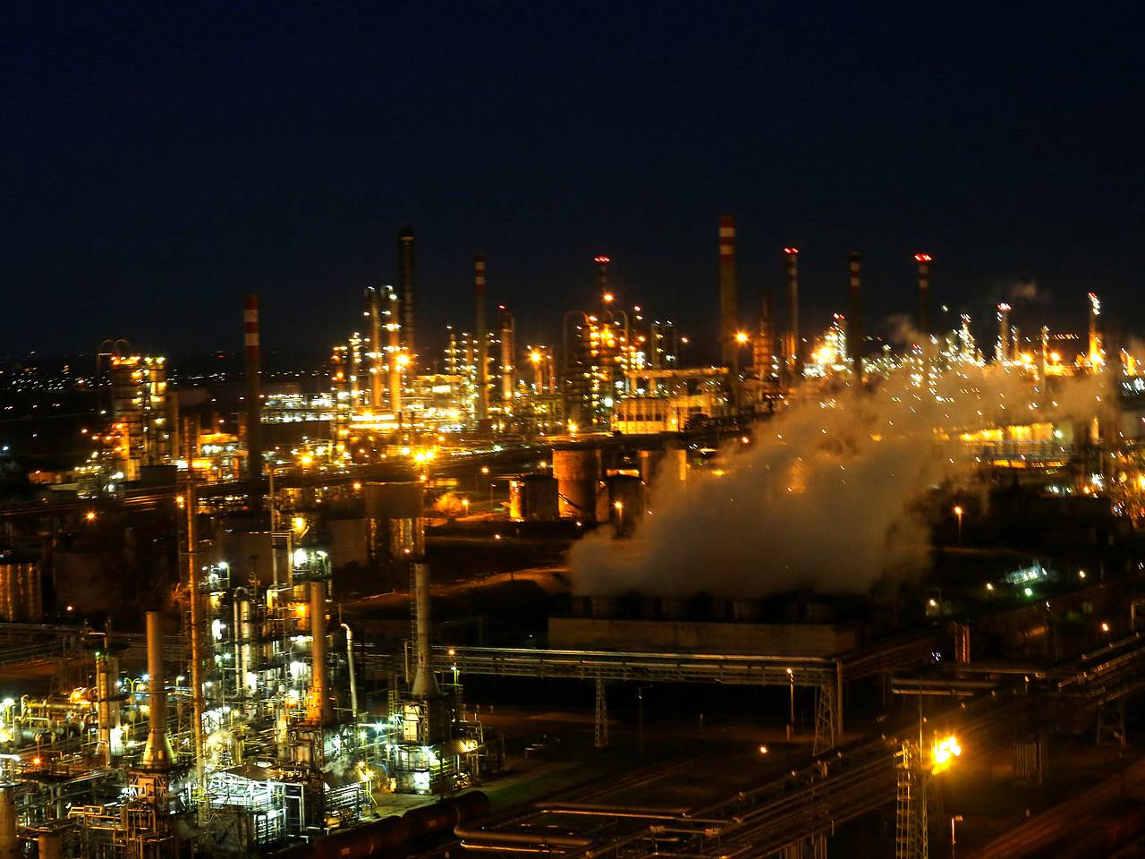 Запад обвинил Украину во взрывах на нефтеперерабатывающих заводах стран ЕС