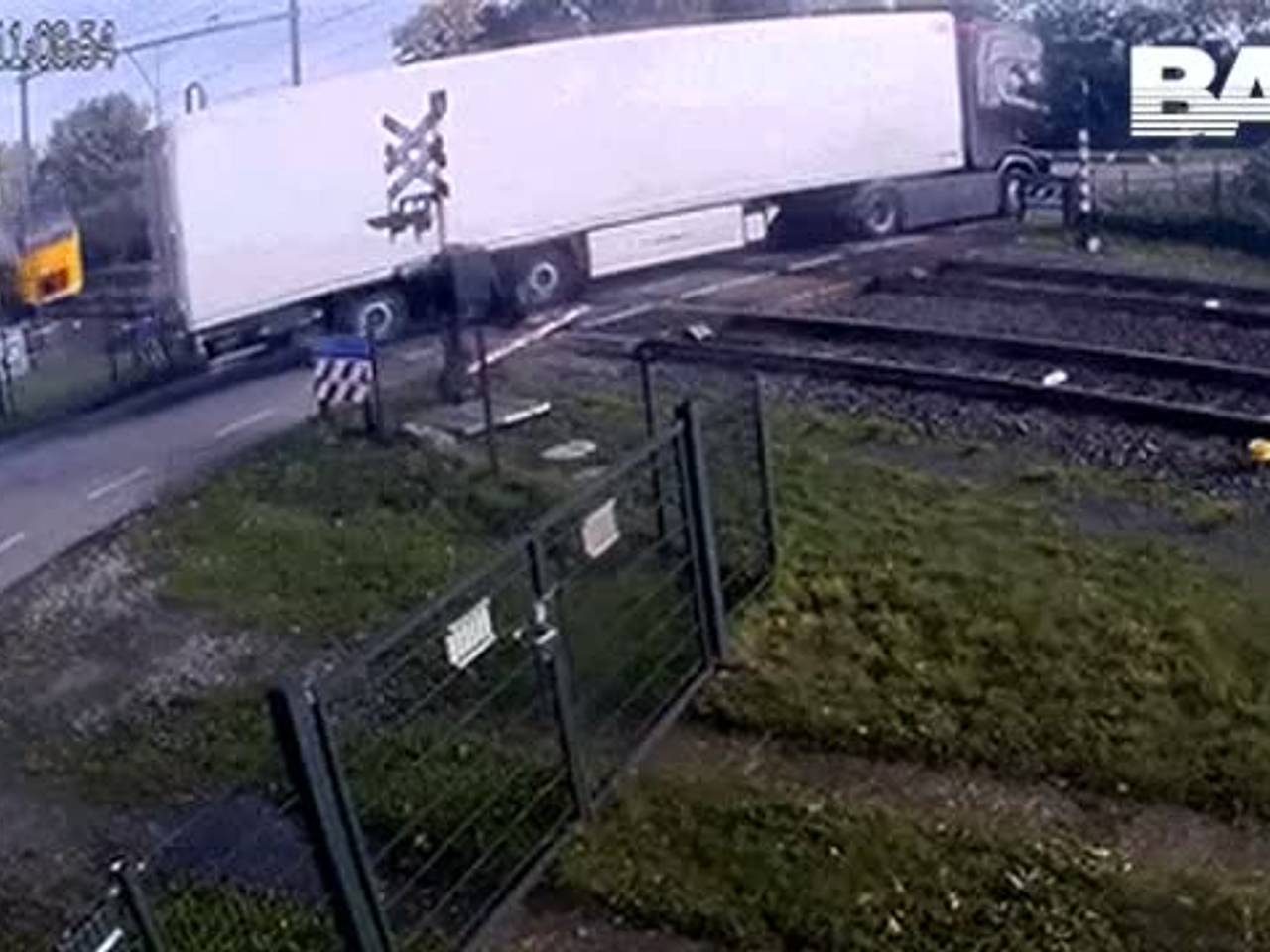 Скоростной поезд протаранил фуру и попал на видео